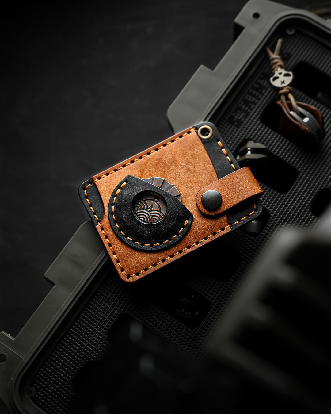 Luava x EDC.CULT edc wallet. handmade with full-grain vegetable-tanned leather. Everyday carry wallet with airtag pocket