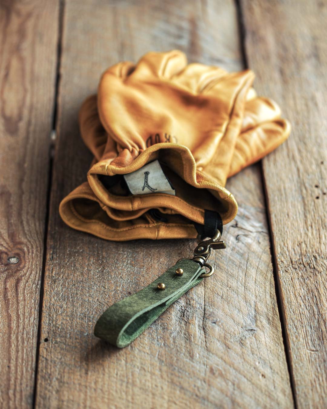 Luava handmade leather keychain pine green