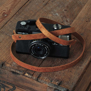 Luava handmade leather camera strap Ramble in use