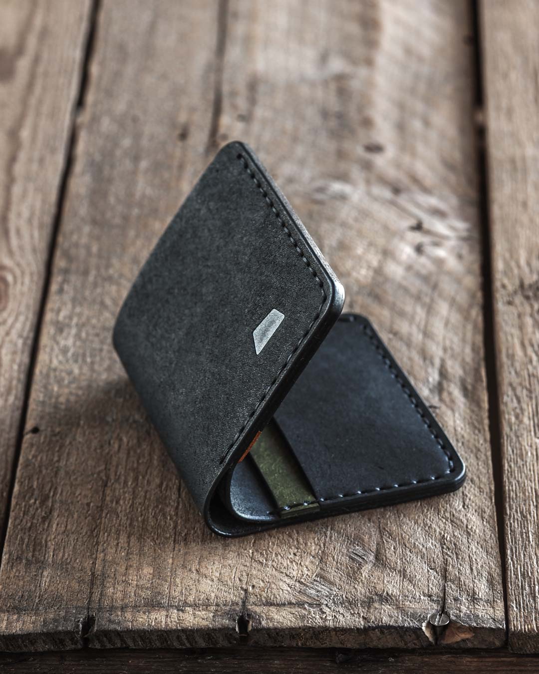 Luava handmade leather bi-fold wallet for men and women. made in Finland. Nero Wallet Marley side