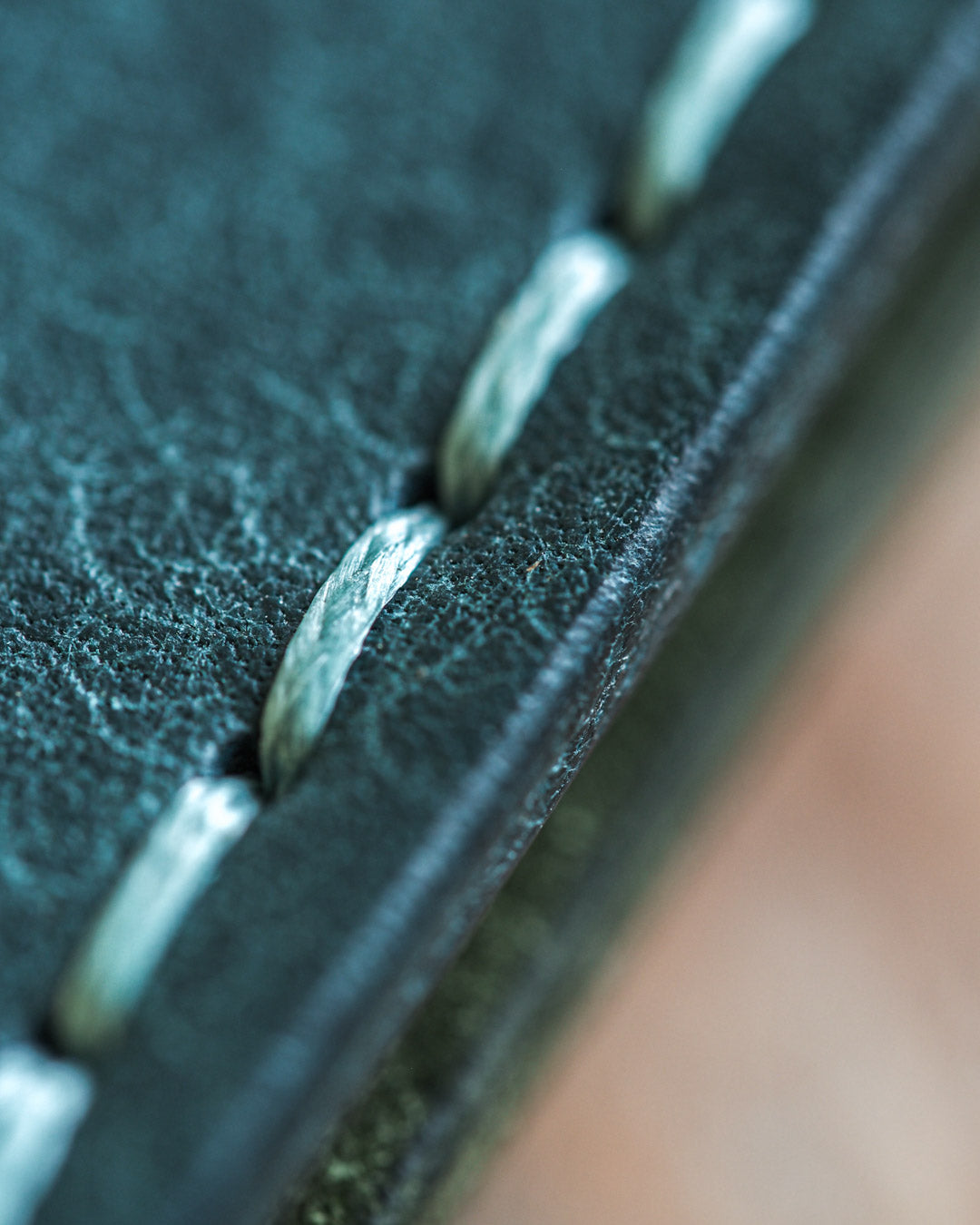 Handmade leather wallet Gambler wallet detail stitching