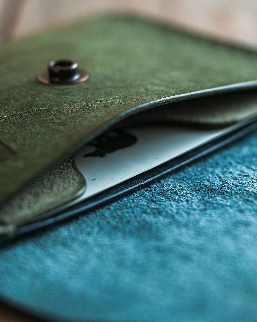 Handmade leather wallet Gambler wallet middle pocket detail
