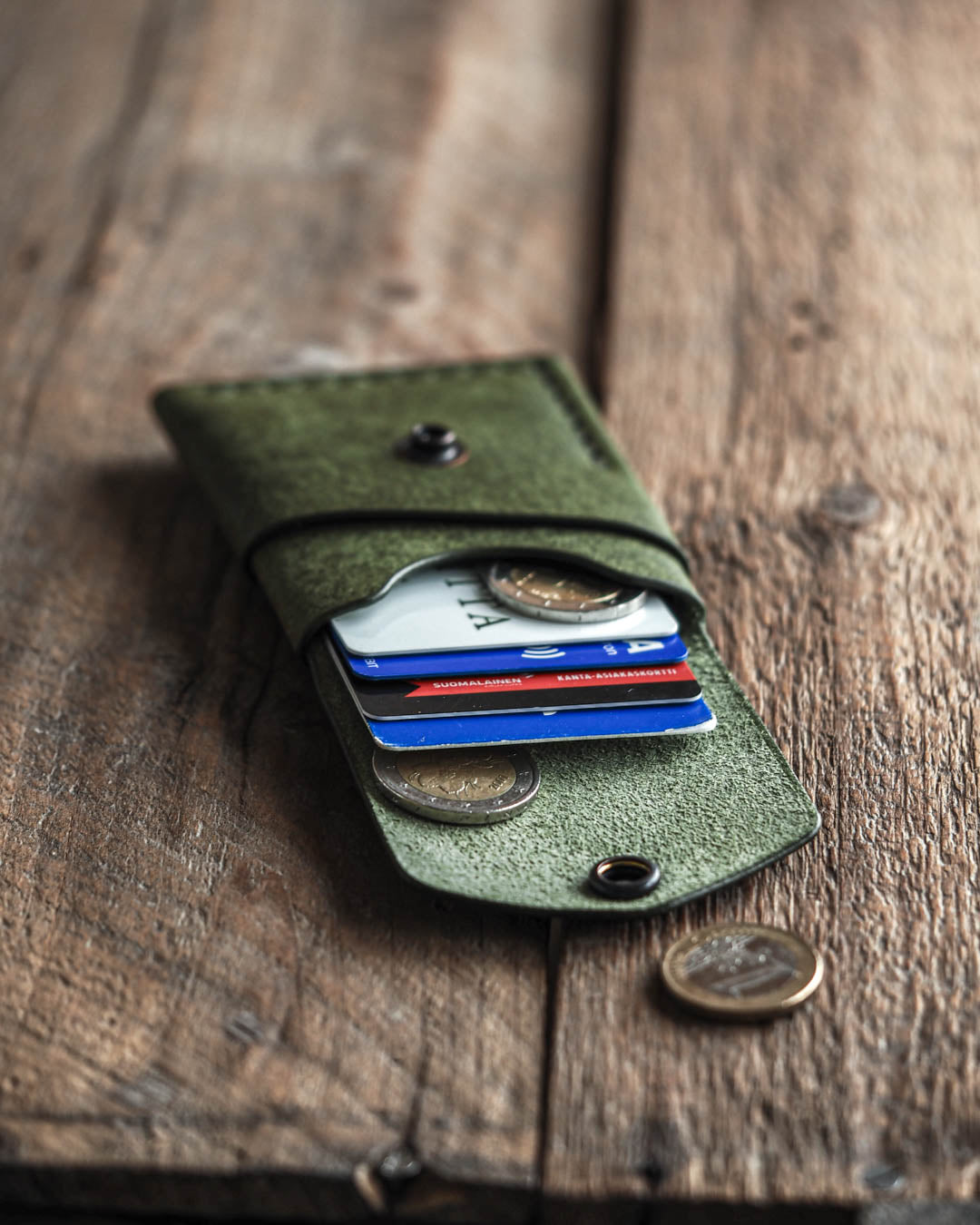 Luava handmade leather wallet Overfold pine front open in use