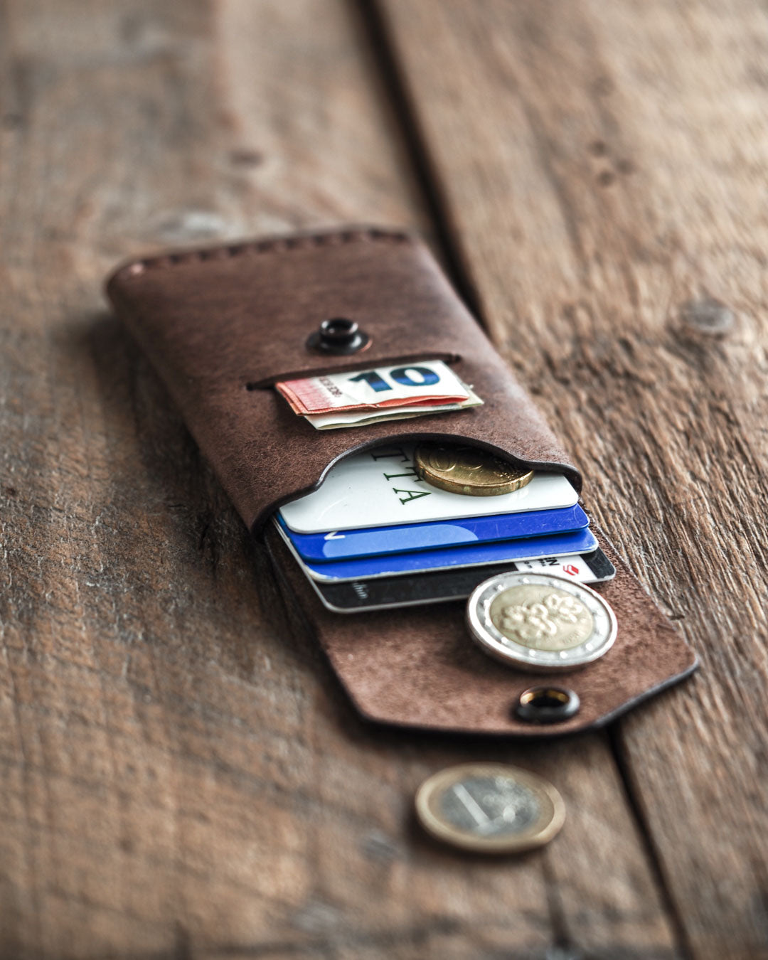 Handmade leather wallet coin pouch messenger wallet tabacco front open in use