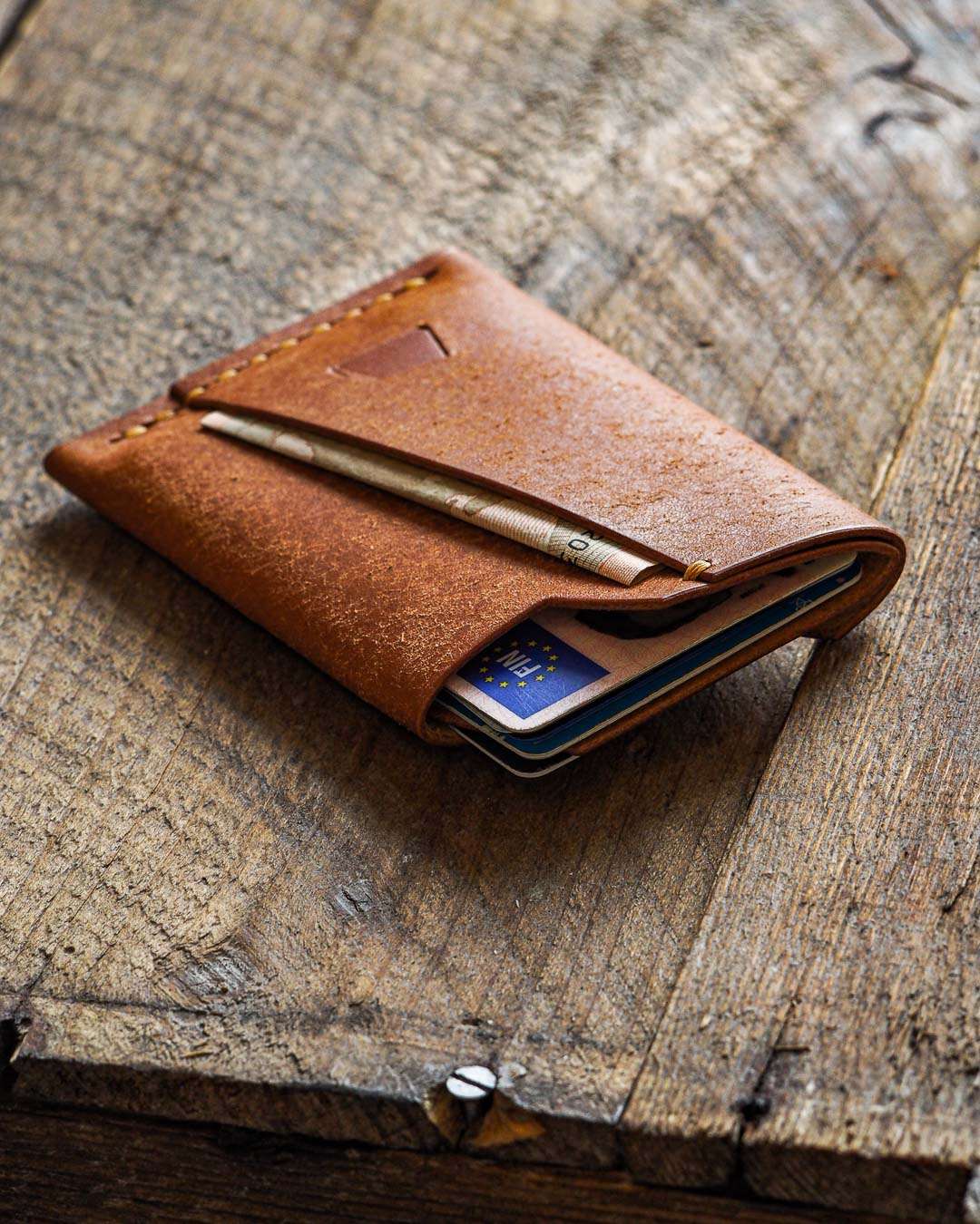 Luava handmade leather wallet handcrafted card holder cardholder made in finland vortex badalassi pueblo cognac front in use angle