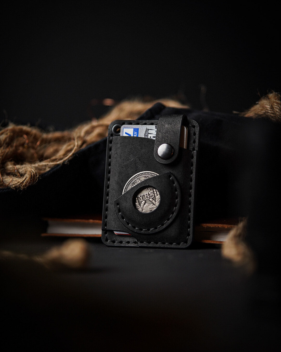 Luava x EDC.CULT edc wallet in black. handmade with full-grain vegetable-tanned leather. Everyday carry wallet with airtag pocket