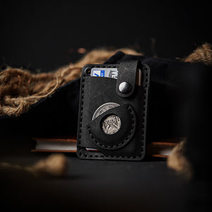 Luava x EDC.CULT edc wallet in black. handmade with full-grain vegetable-tanned leather. Everyday carry wallet with airtag pocket