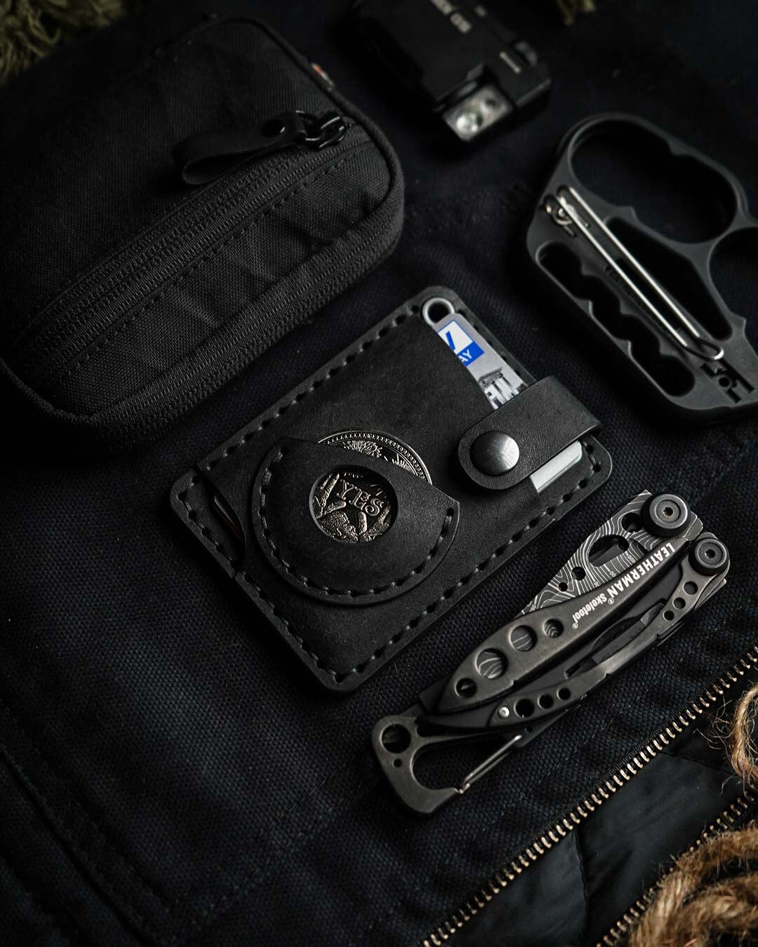 Luava x EDC.CULT edc wallet in black in use. handmade with full-grain vegetable-tanned leather. Everyday carry wallet with airtag pocket