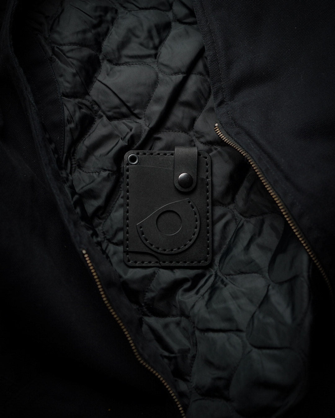 Luava x EDC.CULT edc wallet in black. handmade with full-grain vegetable-tanned leather. Everyday carry wallet with airtag pocket