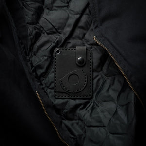 Luava x EDC.CULT edc wallet in black. handmade with full-grain vegetable-tanned leather. Everyday carry wallet with airtag pocket