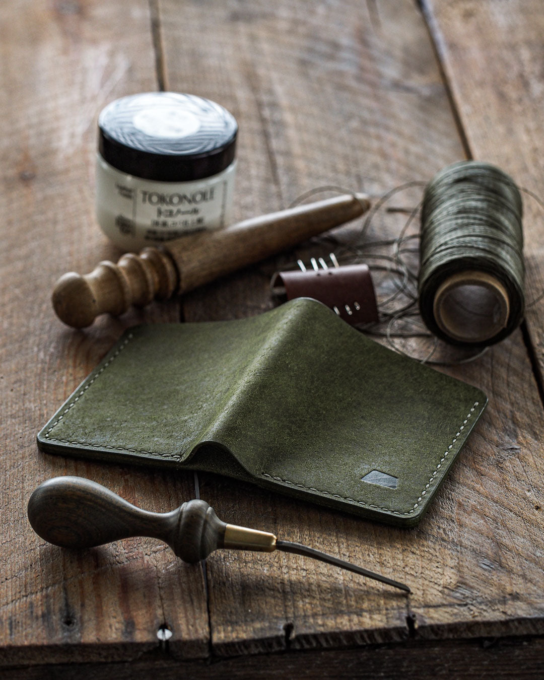 This is a handmade leather wallet called NERO Wallet Pine. It's made with vegetable-tanned leather from Italy, called Pueblo Olive by a famous tannery called Badalassi Carlo. This leatherwallet has room for 8 cards an cash. A unique handmade cardholder.