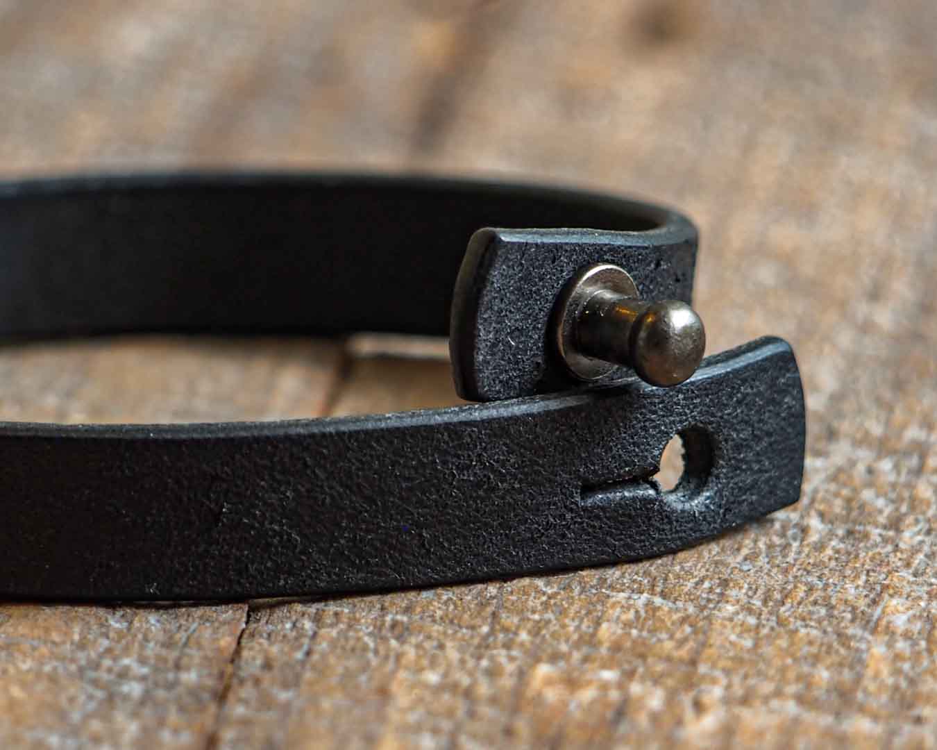 Luava leather wrist band badalassi carlo pueblo black