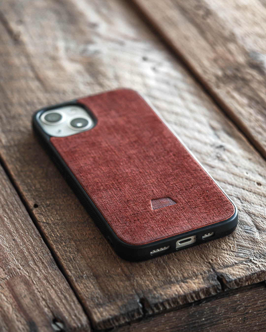 Luava handmade leather iPhone case. iPhone 13 case and newer models. Color burgundy