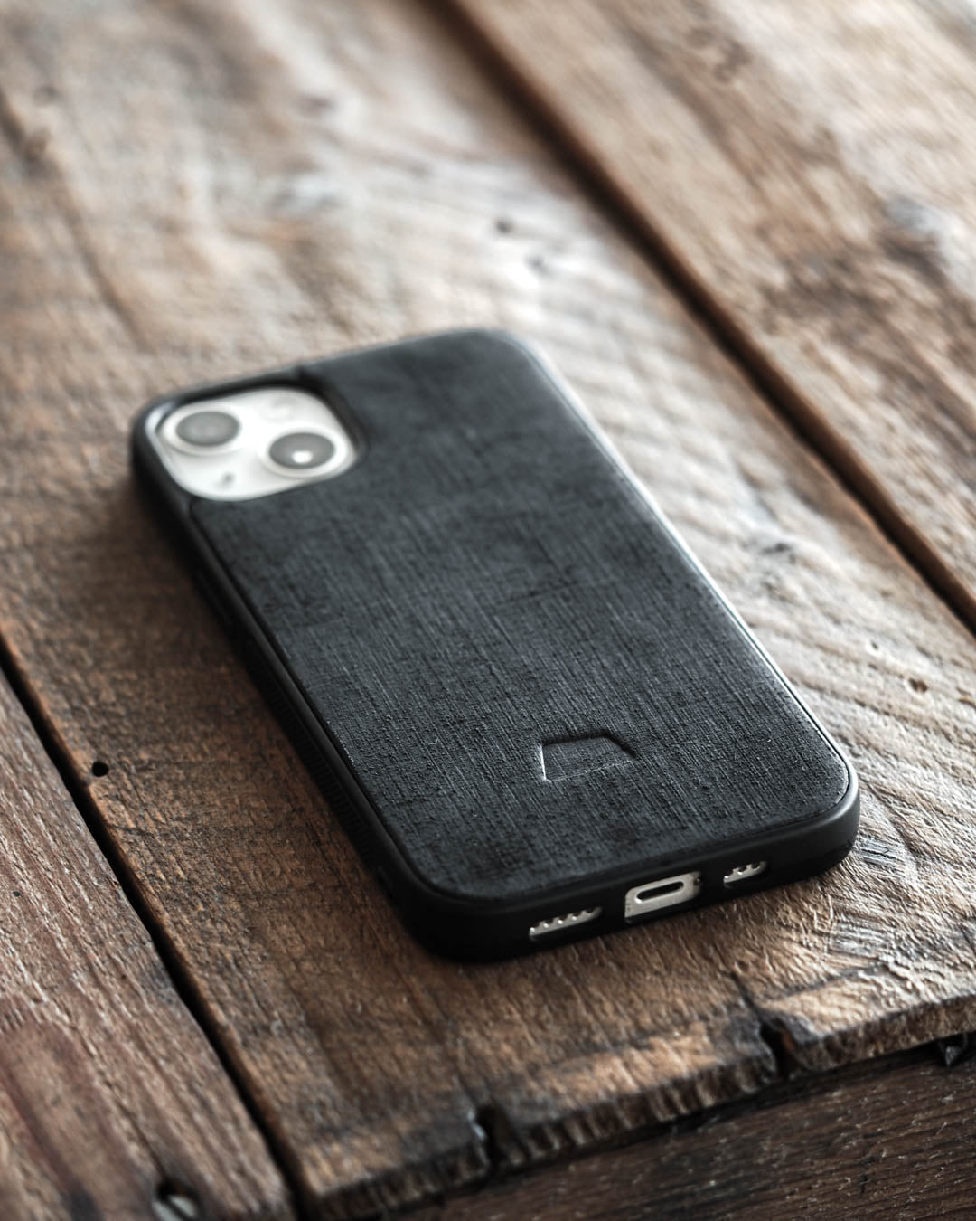 Luava handmade leather iPhone case. iPhone 13 case and newer models. Color black