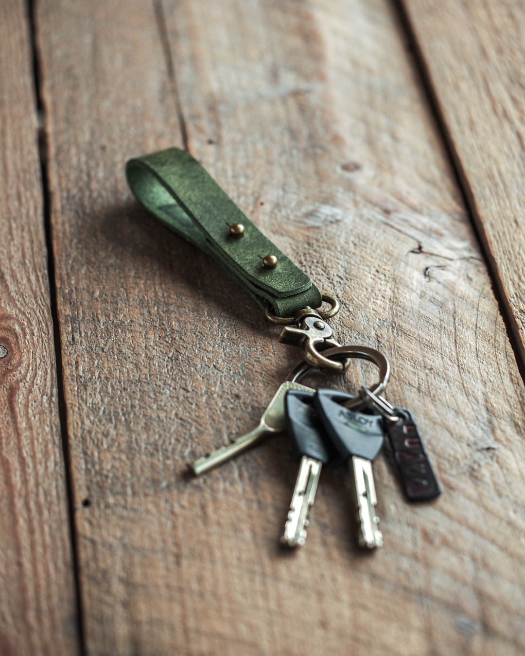 Luava handmade leather keychain pine green