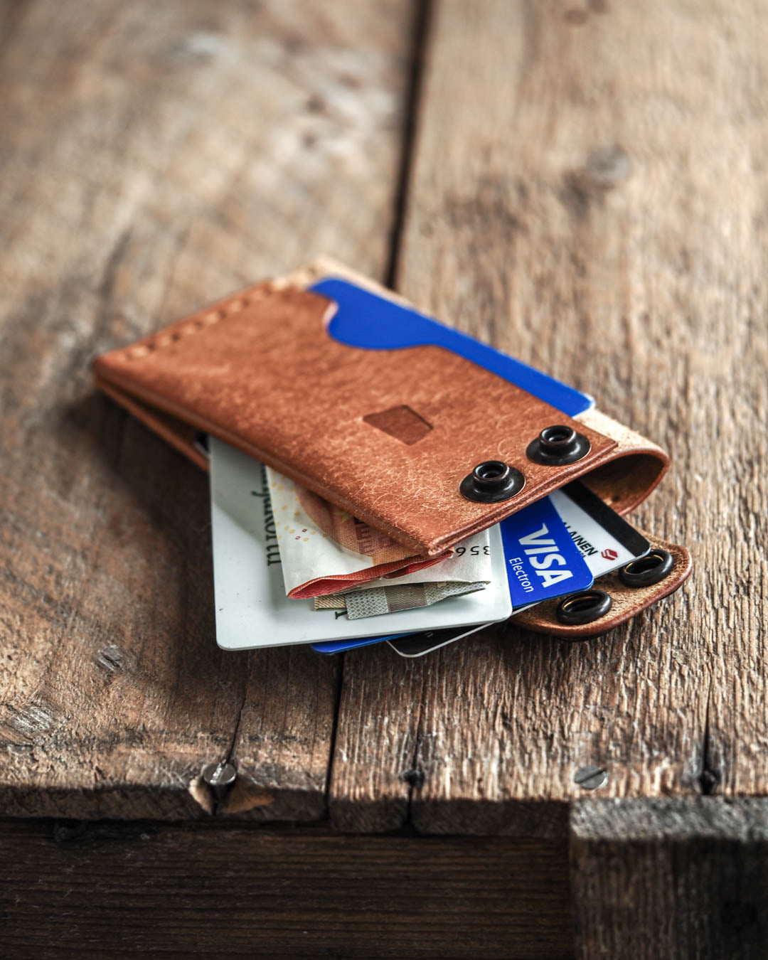 Luava handmade leather wallet Flat in cognac color in use
