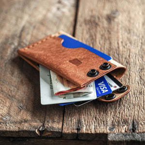 Luava handmade leather wallet Flat in cognac color in use
