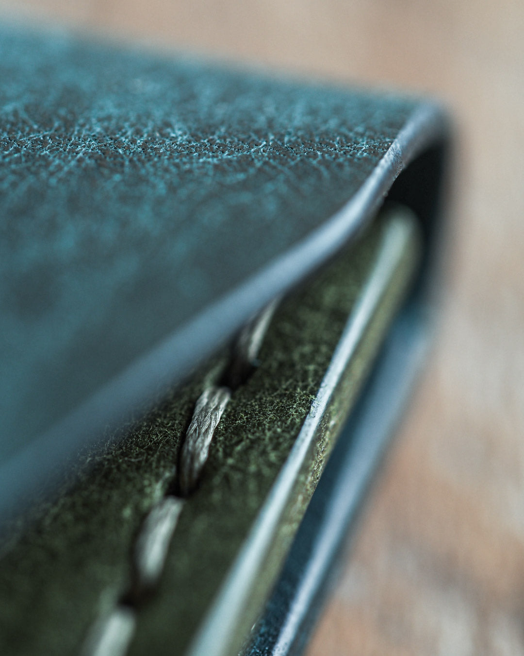 Handmade leather wallet Gambler wallet detail edge