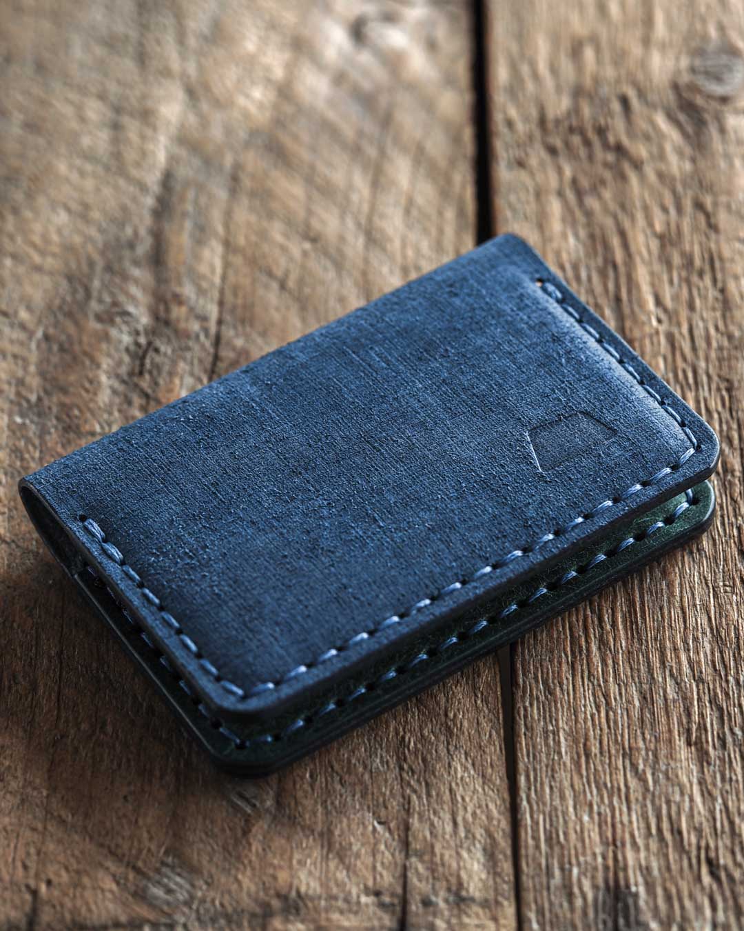 Luava handmade leather bifold wallet for men. Color blue detail