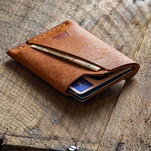 Luava handmade leather wallet handcrafted card holder cardholder made in finland vortex badalassi pueblo cognac front in use angle