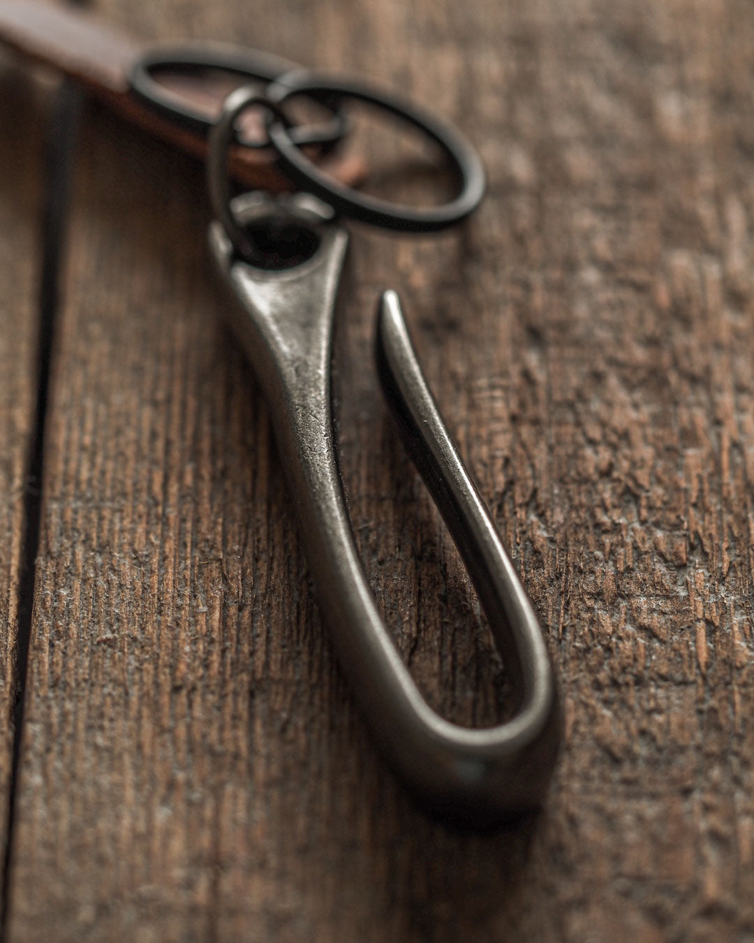 Luava handcrafted japanese key hook vegetable tanned leather tag key ring gunmetal black detail
