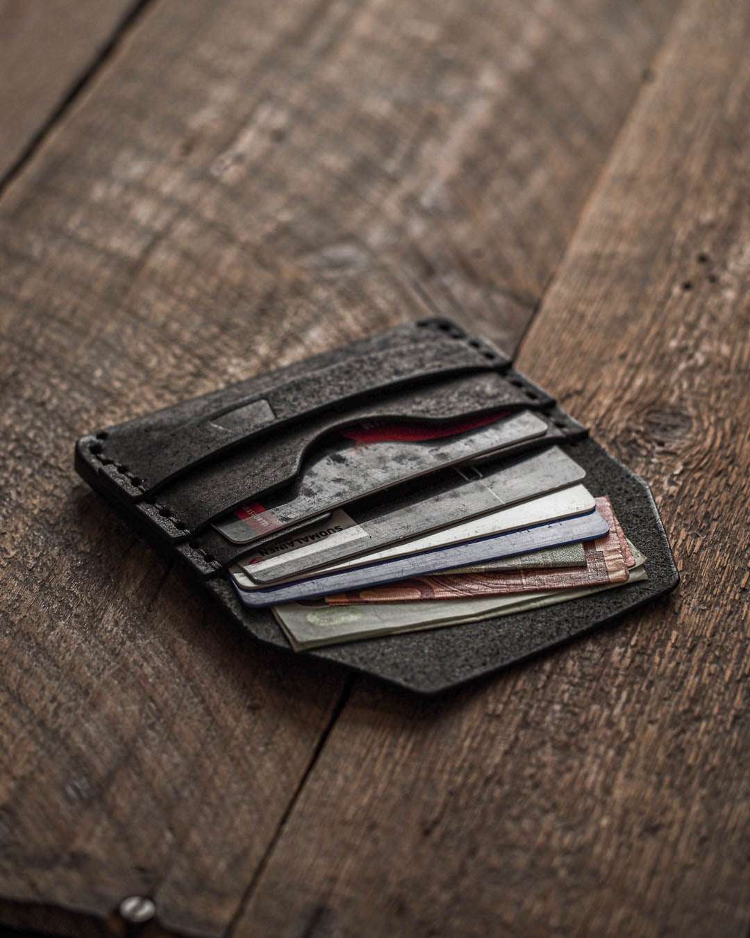 Handmade leather wallet for men in use Gofer wallet